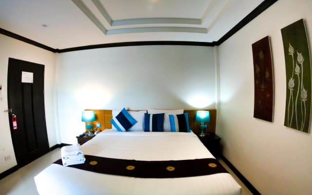 Queen Boutique Hotel - photo 4