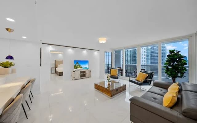 Chic Bayfront Condo With Stunning View - photo 2