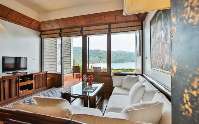 Mom Tri's Villa Royale - photo 2