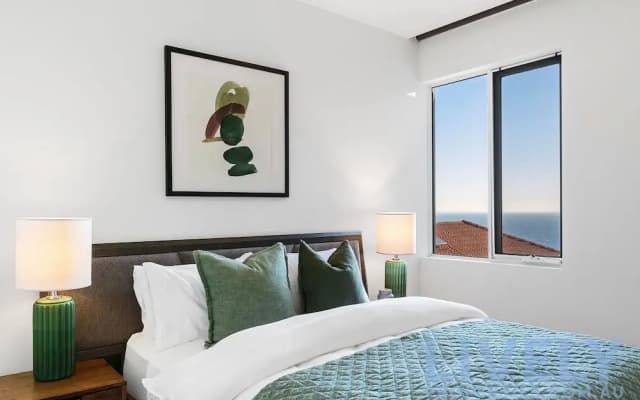 Hillside Luxe With Spa Bay Views - photo 2