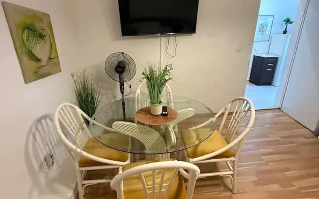 Cozy 1BR Apt with LR Vienna Location - photo 4