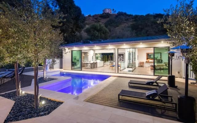 Willow Glen - Hollywood Hills Multi-level Villa With Theater & Pool - photo 2