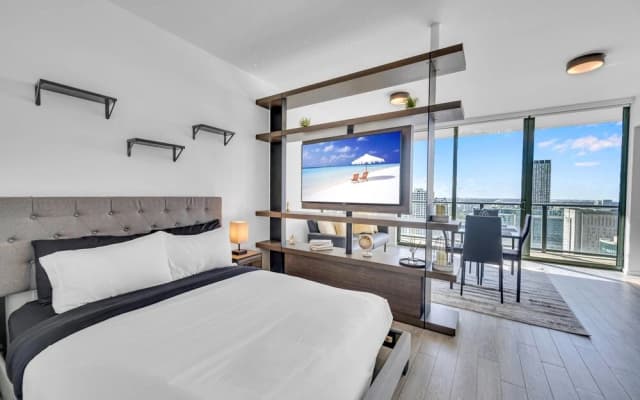 Spacious Apartment with City View - photo 2