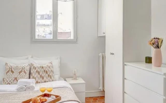 Bright 1BR Bastille Getaway - 4 Guests - photo 5