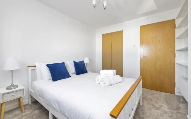 JOIVY Stunning 2-Bed Flat W/ Free Parking - photo 5