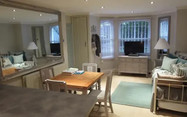 New, beautifully-designed garden flat in Clapham - photo 2