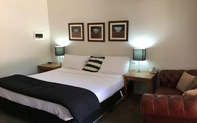 Norwood House Motel & Reception Centre - photo 5