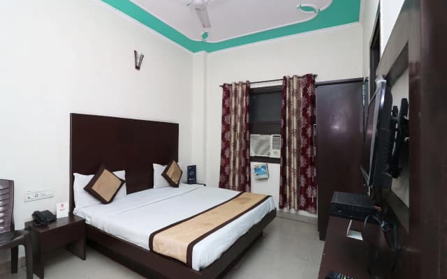 OYO 9726 Hotel Aura Palace Deluxe - photo 3
