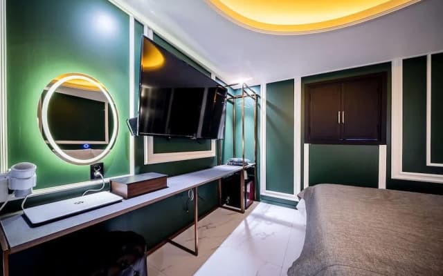 The Gray Hotel - photo 3