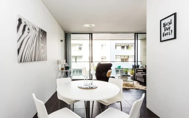 Executive Two Bed Penthouse Studio in the City - photo 5