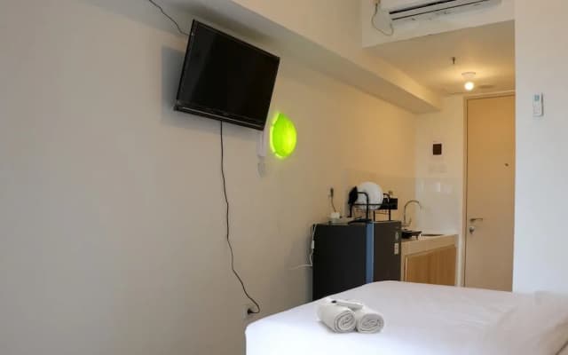 Comfy And Simply Studio Tokyo Riverside Pik 2 Apartment - photo 2