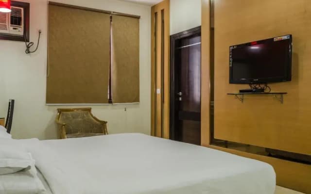 Hotel Metropolitan Karol Bagh - photo 5