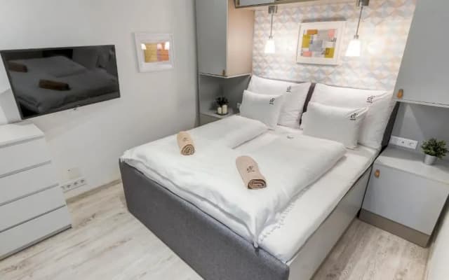 d.Five Riverside Deluxe Apartment - photo 2