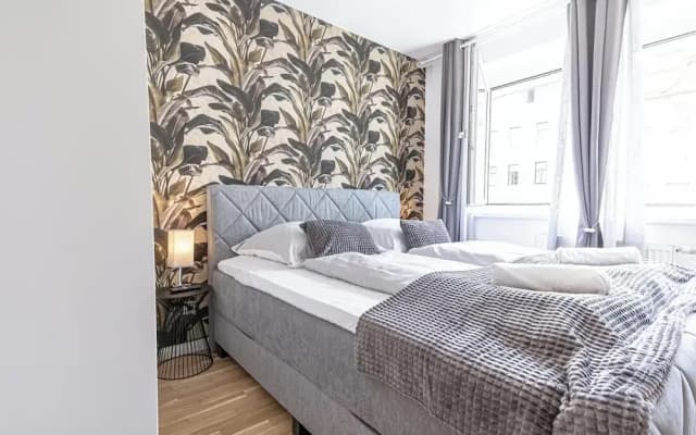 1BR 1LR 9 Min Center King Bed Metro - photo 2