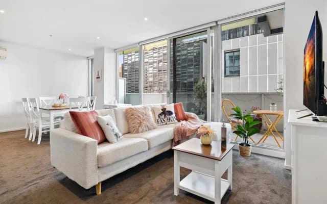 Bright 2-bed Home With Secure Parking - photo 2