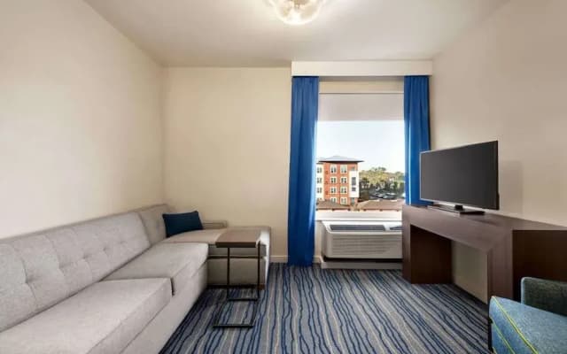 La Quinta Inn & Suites Orlando Idrive Theme Parks - photo 3