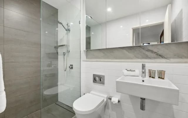 Spacious 2-bed Retreat With BBQ & Courtyard - photo 3