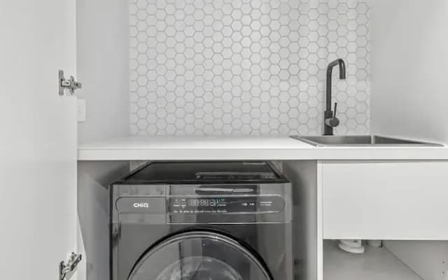 Stylish & Spotless 2-bed Apartment in St Kilda - photo 4