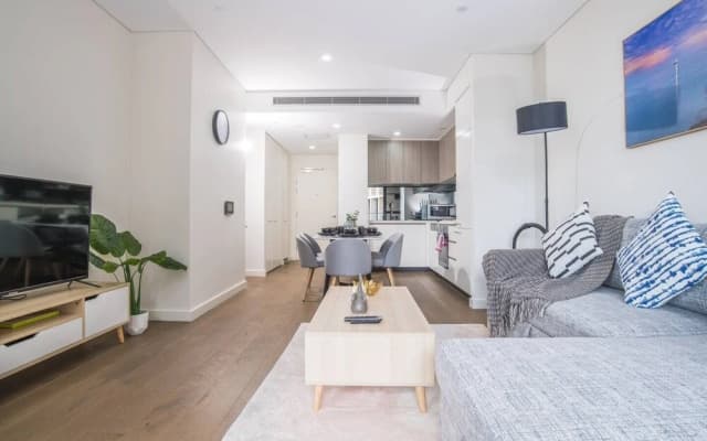 Bright & Modern! 2bed 2bath APT With Parking - photo 2
