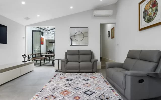 Stylish 2BR House, Walk to Parks & Cafes - photo 2