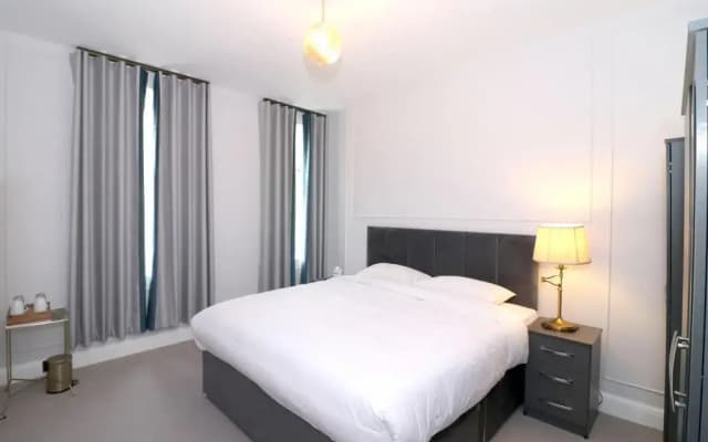 Three Falcons Hotel - photo 5