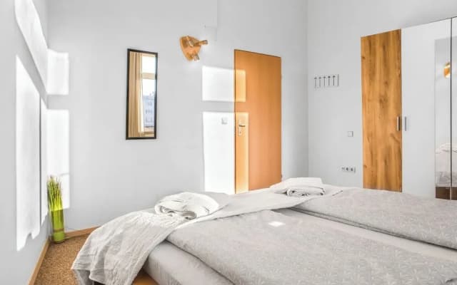 Cozy 2BR Apt Next to Millennium Tower - photo 4