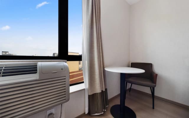 Ramada by Wyndham Flushing Queens - photo 4