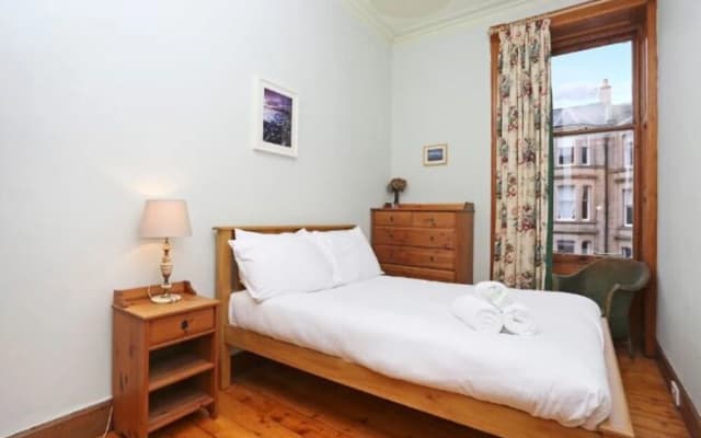 Traditional Scottish Flat with Fireplace - photo 5
