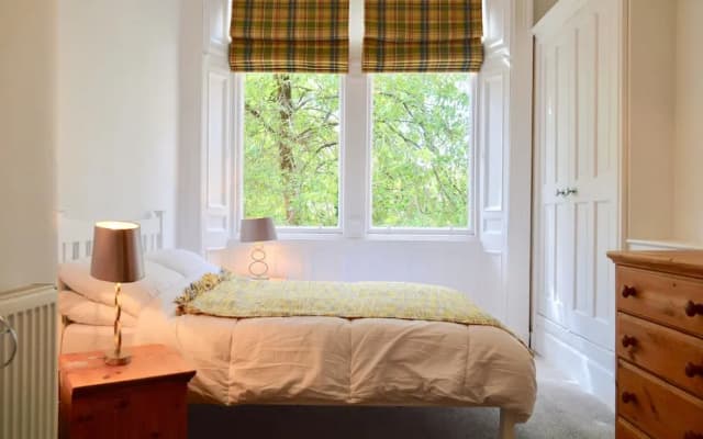Spacious 3 Bedroom West End Flat - photo 5