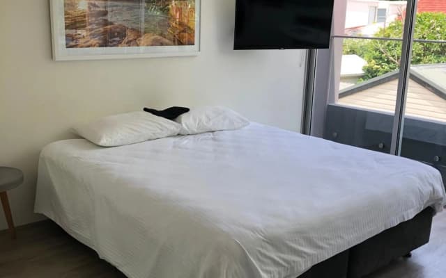 Bondi Beach Studio King Suite + Balcony - photo 2