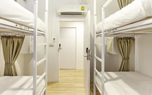LiveItUp Chitlom Hostel - photo 4