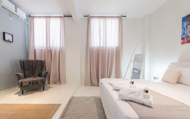 Stylish and Spacious Koukaki Apartment by Cloudkeys - photo 3