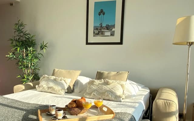 1610B - Stunning studio with Champs Elysées Views! - photo 2