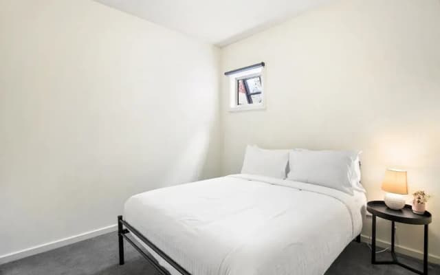 Bright 2-bed Flat With Balcony in Kensington - photo 2