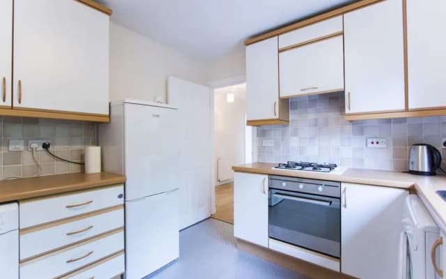 2 Bedroom Flat In Edinburgh - photo 3