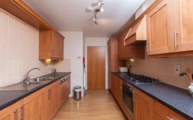 Spacious, Central Apartment. Free Parking - photo 2