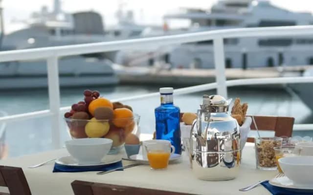 St. Katharine Bed & Breakfast Boat Barcelona - photo 3