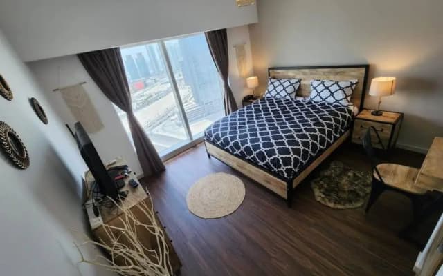 Cozy 1BR in Iconic Tower - photo 2