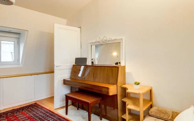 Book-lovers Abode in the 4th Arrondissement - photo 3