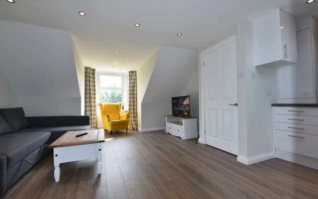 First - Seagate House Apartment - photo 3