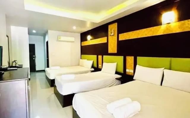The leaf&pool hostel - photo 4