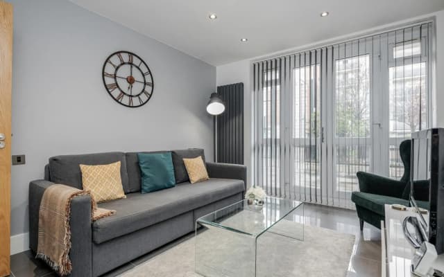 3 Bedroom Apartment in Stratford City - photo 5