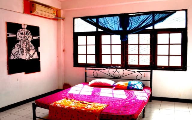 The Overstay Art Hostel - photo 3