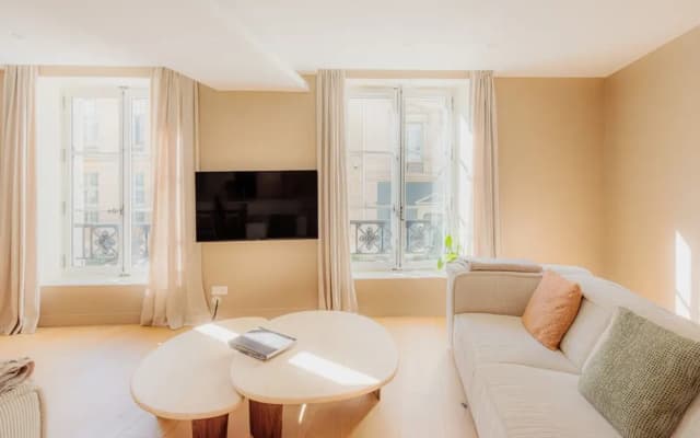 By Saint-sulpice Newly Refurbished 4 BR Apartment - photo 3