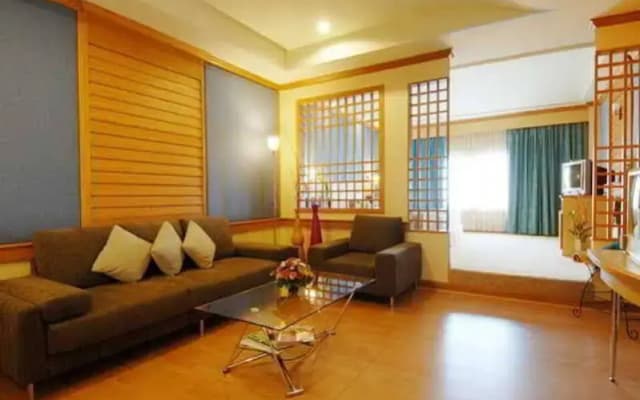 Suriwongse Tower Inn - photo 5