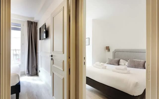 Modern Apartment & Terrace - 2br/6p - Near Nation - photo 3
