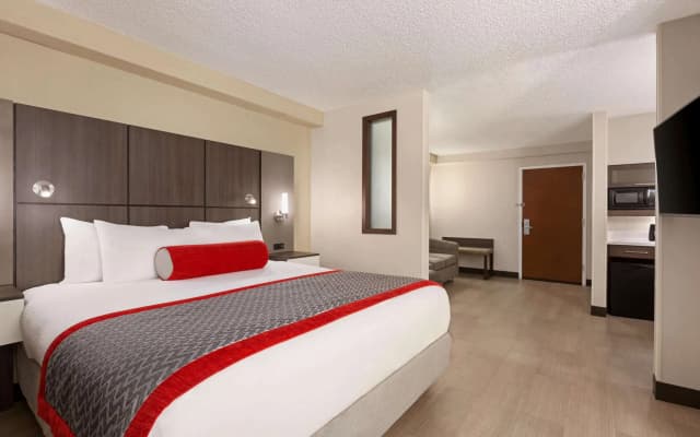 Ramada by Wyndham Suites Orlando Airport - photo 3