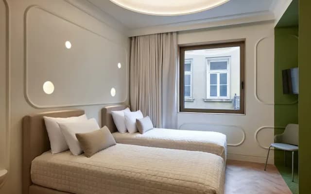 Dwell - Elegant City Stay - photo 3