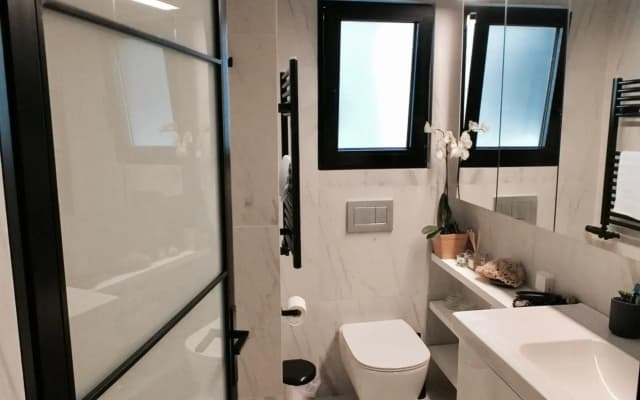 Vibrant Urban Chic Apartment - photo 2