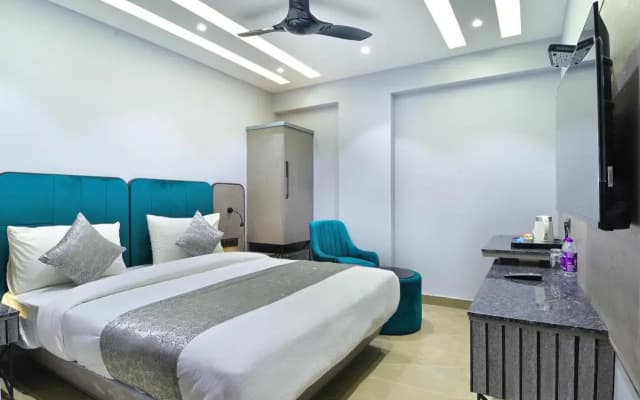 HOTEL UPTOWN - Luxury Restaurant & Rooftop Near Connaught Place - photo 2